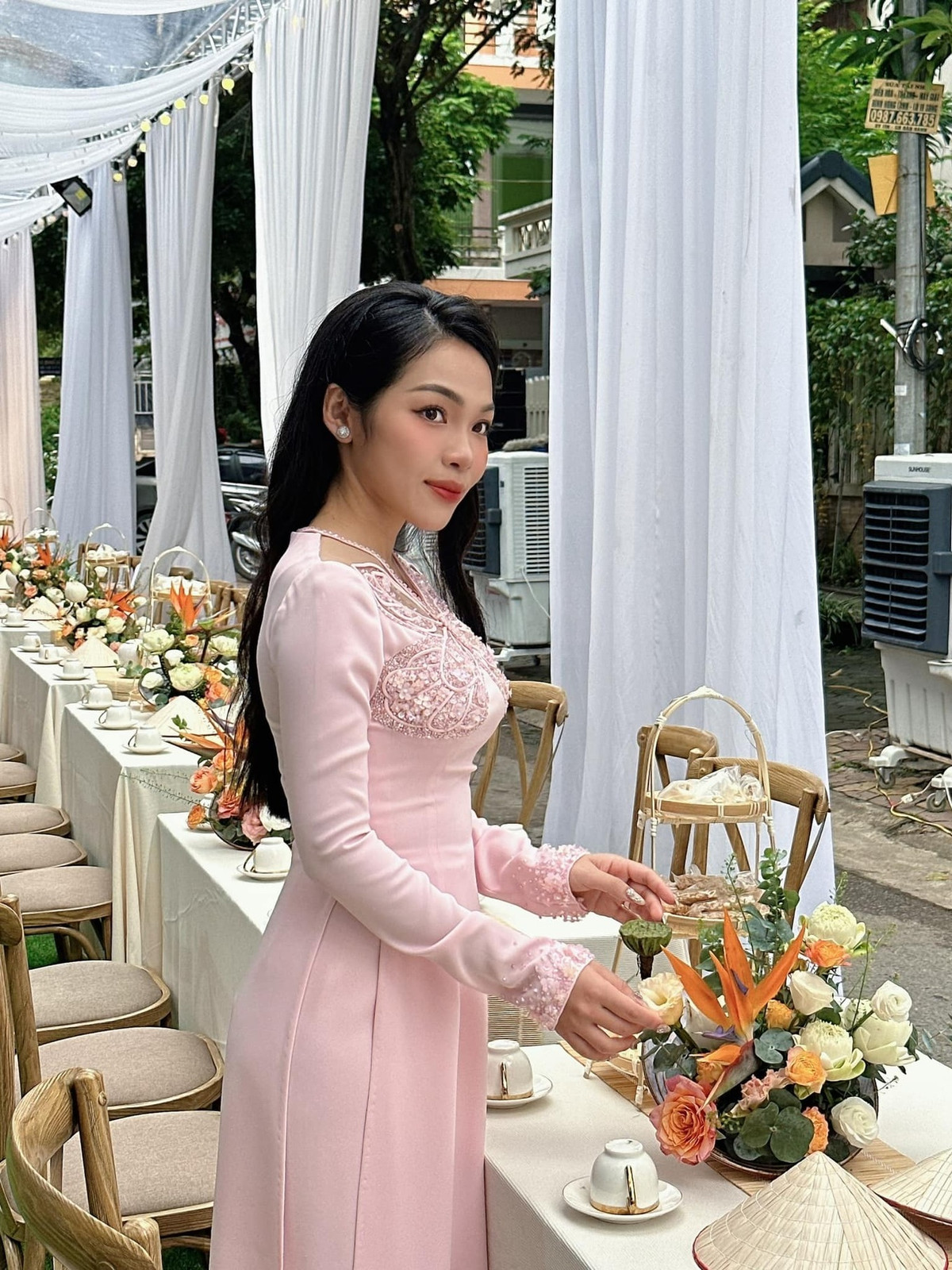 Riêng với trang phục xuất hiện trong đám hỏi, Bảo Ngọc chuẩn bị tới 3 bộ áo dài của 3 nhà thiết kế khác nhau. Tương tự, cô cũng chuẩn bị 3 mẫu áo dài cho 11 cô gái bê lễ.