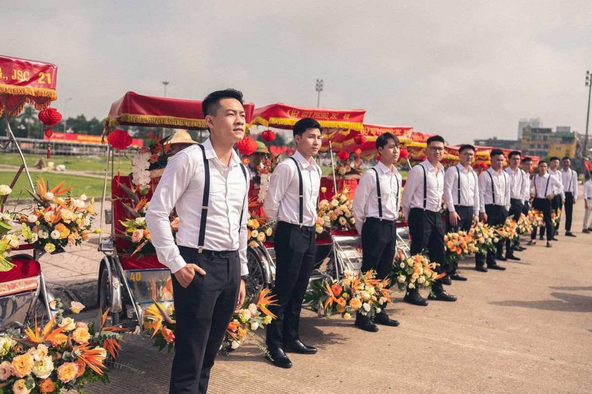 Để đáp lễ nhà trai, gia đình nhà gái cũng tái hiện không gian quê hương Kinh Bắc bằng những câu hát quan họ "Khách đến chơi nhà, mời nước mời trầu" của các liền chị trong trang phục áo tứ thân, đeo nón quai thao và bưng cơi trầu têm cánh phượng.