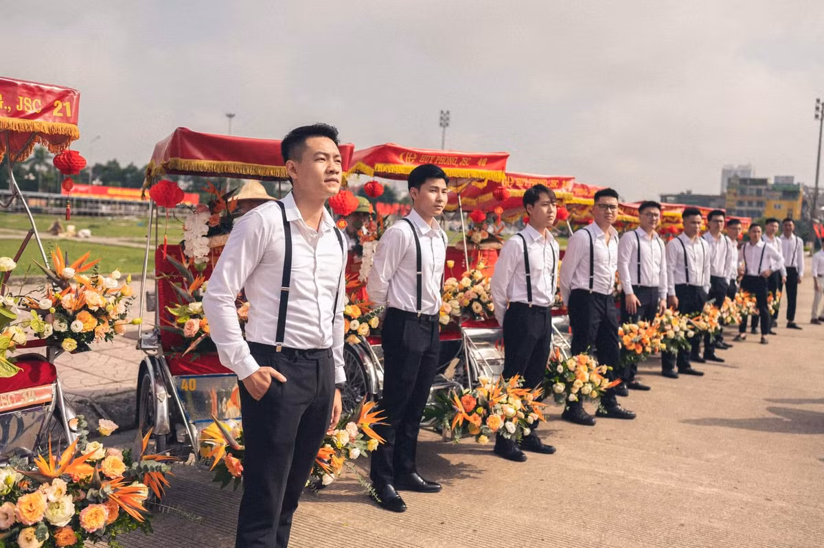 Để đáp lễ nhà trai, gia đình nhà gái cũng tái hiện không gian quê hương Kinh Bắc bằng những câu hát quan họ "Khách đến chơi nhà, mời nước mời trầu" của các liền chị trong trang phục áo tứ thân, đeo nón quai thao và bưng cơi trầu têm cánh phượng.