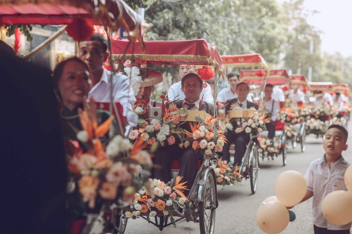 Với những khu vực chụp ảnh cùng xe hoa mùa thu, bánh cốm, quầy tò he..., khu phố bên ngoài được Bảo Ngọc lên ý tưởng tái hiện không gian phố cổ Hà Nội bởi đây là quê hương của chú rể. Không những thế, gia đình nhà trai còn rước lễ bằng xích lô.