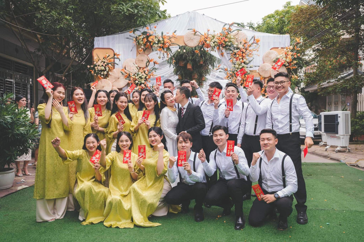 Về cơ bản, hàng xóm đều thông cảm và hỗ trợ chúng tôi. Ai nấy cũng rất háo hức, qua lại chụp ảnh vui vẻ. Tuy nhiên, có 1-2 gia đình hàng xóm không muốn bị ảnh hưởng nên tôi quyết định dừng thi công các khu vực đó. Đó là lý do thiếu mất một khu vực chụp ảnh so với ý tưởng ban đầu". Cô dâu đến từ Bắc Ninh chia sẻ với Dân Trí.