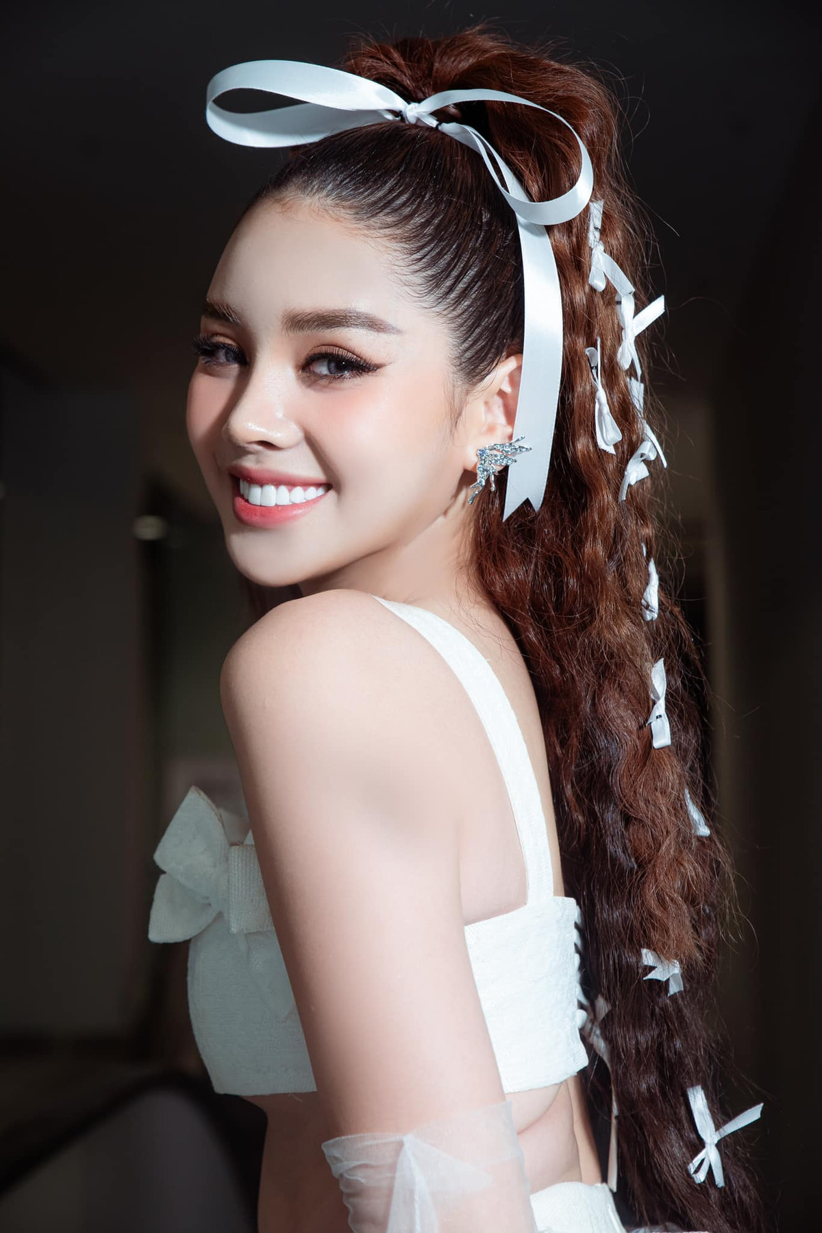 Đan Tiên tên khai sinh là Nguyễn Tiến Đạt. Từ nhỏ cô nàng đã thích mặc váy, chơi búp bê và có một biệt danh rất nữ tính: “Cách cách”.