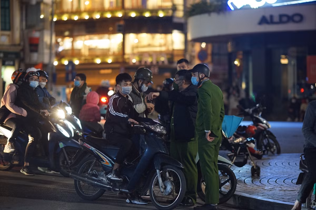 Để đảm bảo việc không tụ tập đông đúc để phòng chống dịch COVID-19, công an các phường đã giải tán đám đông quanh khu vực Hồ Hoàn Kiếm.