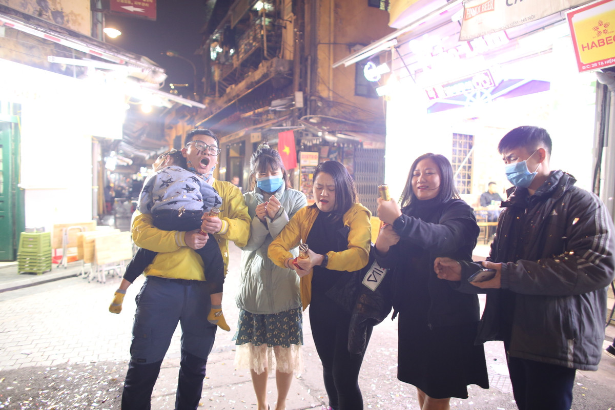 Dù năm nay không có pháo hoa nhưng mọi người vô cùng hoan hỉ, gửi nhau những lời chúc tốt đẹp cho 1 năm thành công.