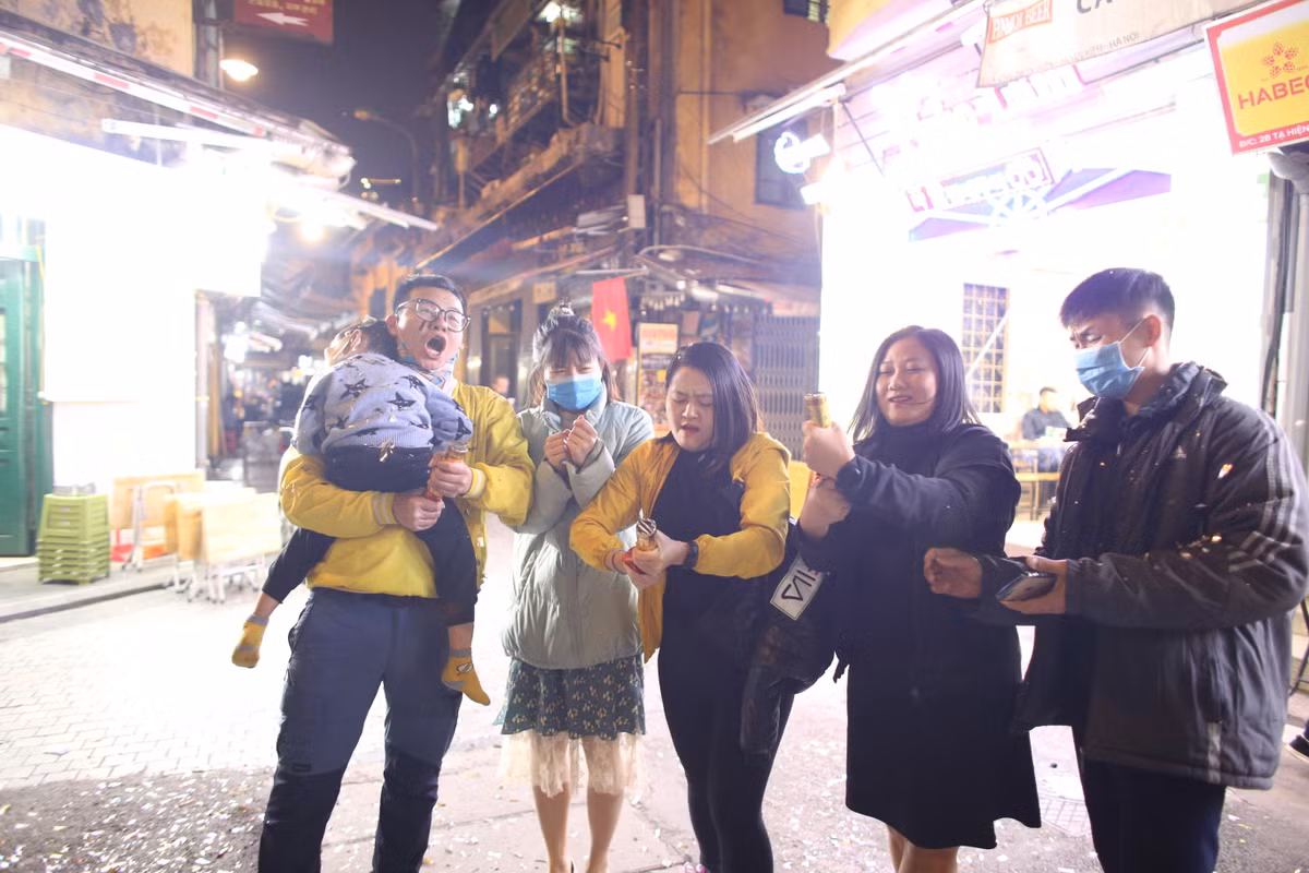 Dù năm nay không có pháo hoa nhưng mọi người vô cùng hoan hỉ, gửi nhau những lời chúc tốt đẹp cho 1 năm thành công.