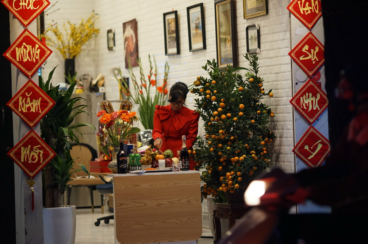 Một gia đình Hà Nội mở rộng cửa, lặng lẽ đón giao thừa.