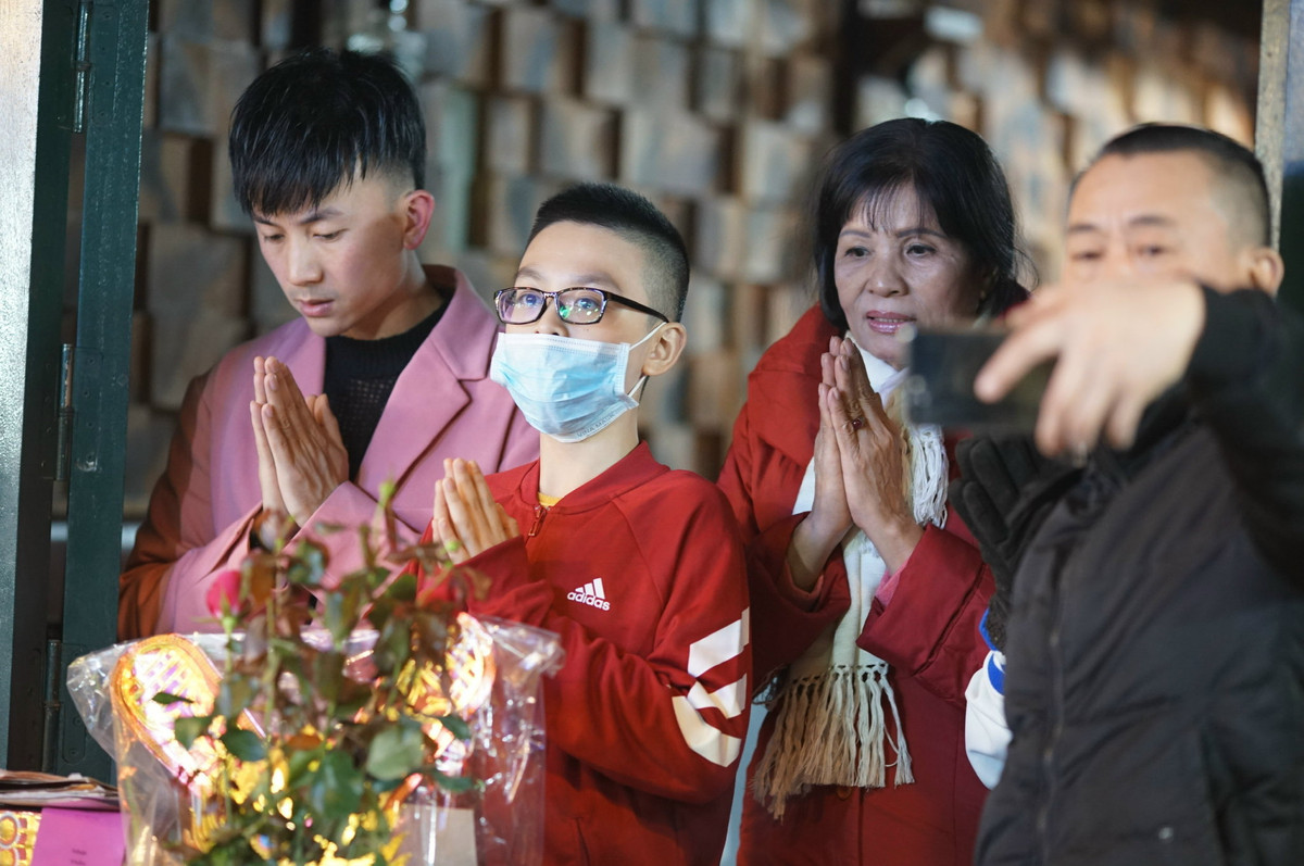 Trong khi đó, nhiều gia đình lại tranh thủ thời khắc giao thừa để cúng bái trời đất trong thời khắc chuyển giao giữa năm cũ và năm mới.