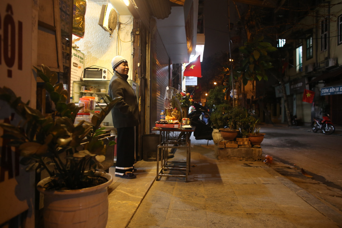 Một cụ bà trên phố Phủ Doãn - Hàng Trống - Hà Nội đếm từng phút để lên hương cúng giao thừa.