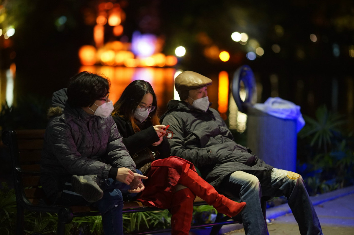 Dù không bắn pháo hoa và thời tiết chuyển lạnh nhưng dòng người đổ về các địa điểm nổi tiếng như Hồ Hoàn Kiếm, Hồ Tây vẫn khá đông đúc để tận hưởng tiết trời chuyển giao giữa năm cũ và năm mới.