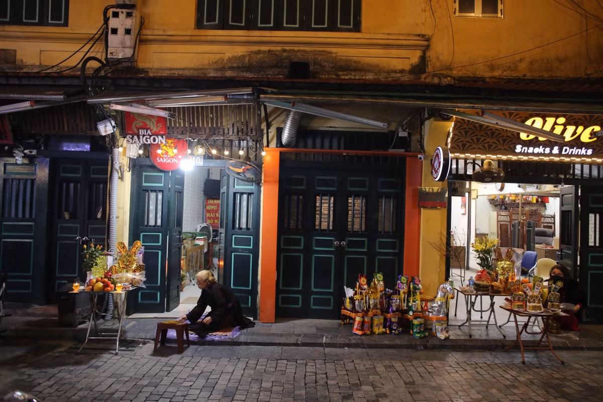 Một góc phố cổ Tạ Hiện cúng giao thừa.