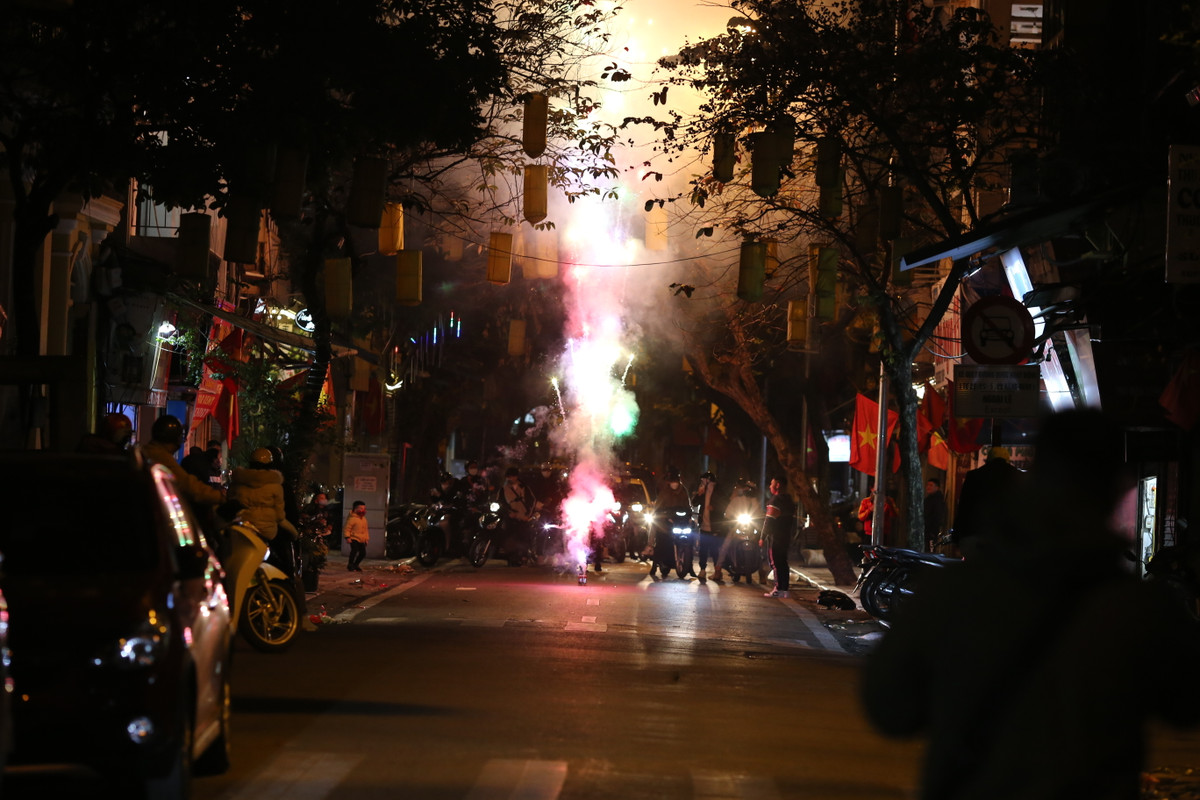 Một số gia đình gia đình đón năm mới bằng cách riêng khi họ đốt những hộp pháo hoa trước của nhà.