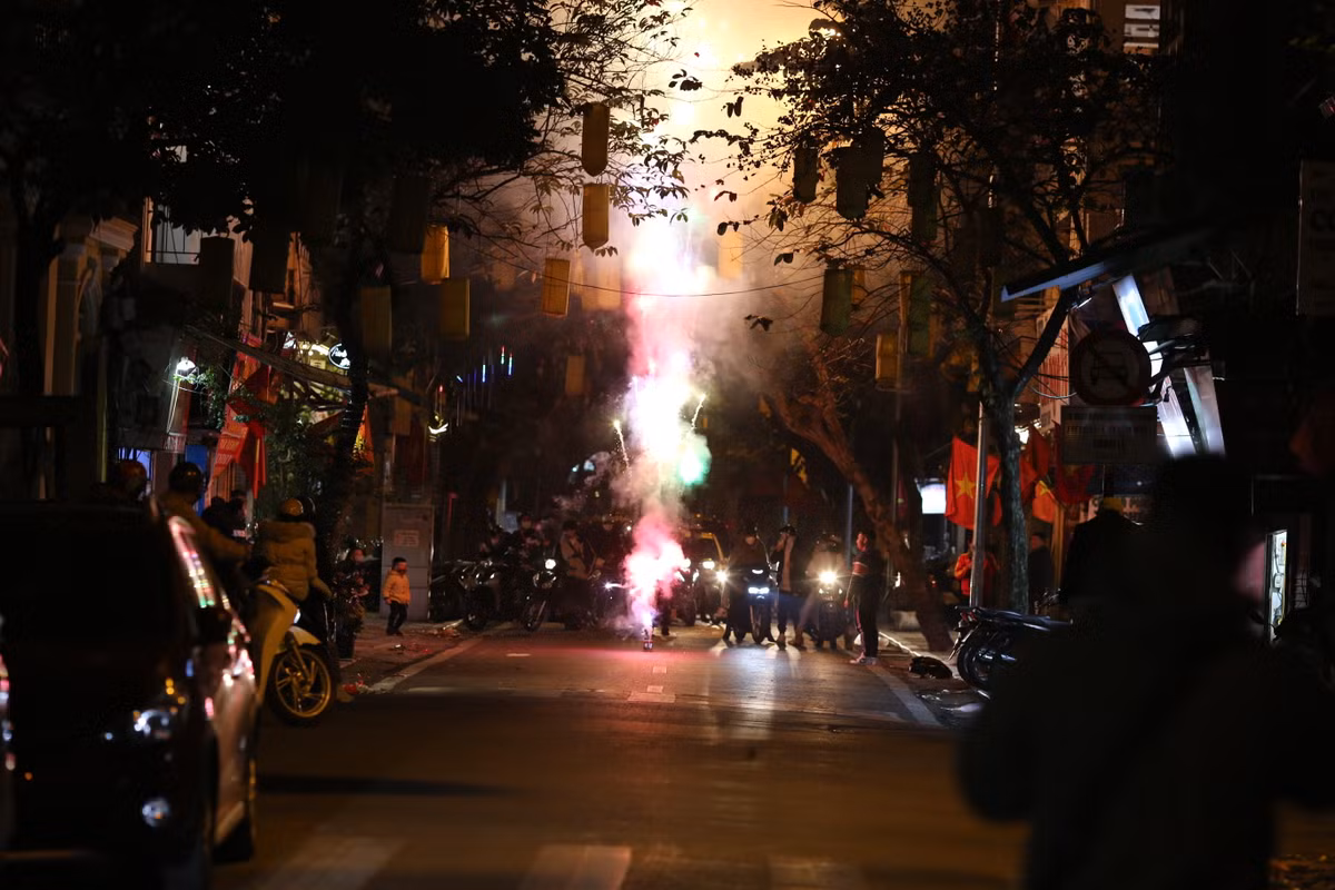 Một số gia đình gia đình đón năm mới bằng cách riêng khi họ đốt những hộp pháo hoa trước của nhà.