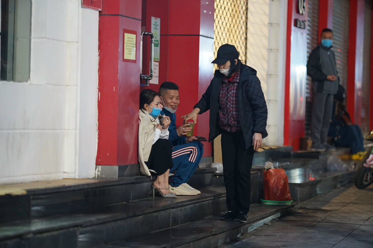 Ghi nhận của PV có mặt tại Hồ Hoàn Kiếm trong thời khắc chuyển giao giữa năm cũ và năm mới có rất nhiều gia đình, các cặp đôi tới các địa điểm xung quanh hồ để cùng chúc mừng nhau.