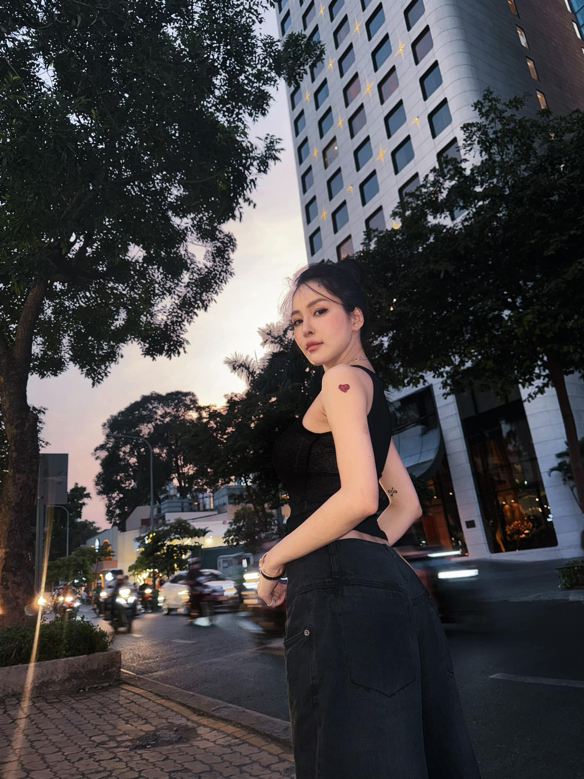 Với trend "chữa lành", Trâm Anh đã làm mới bằng cách thể hiện sự tự tin, gửi đi thông điệp về việc yêu thương và chăm sóc bản thân.