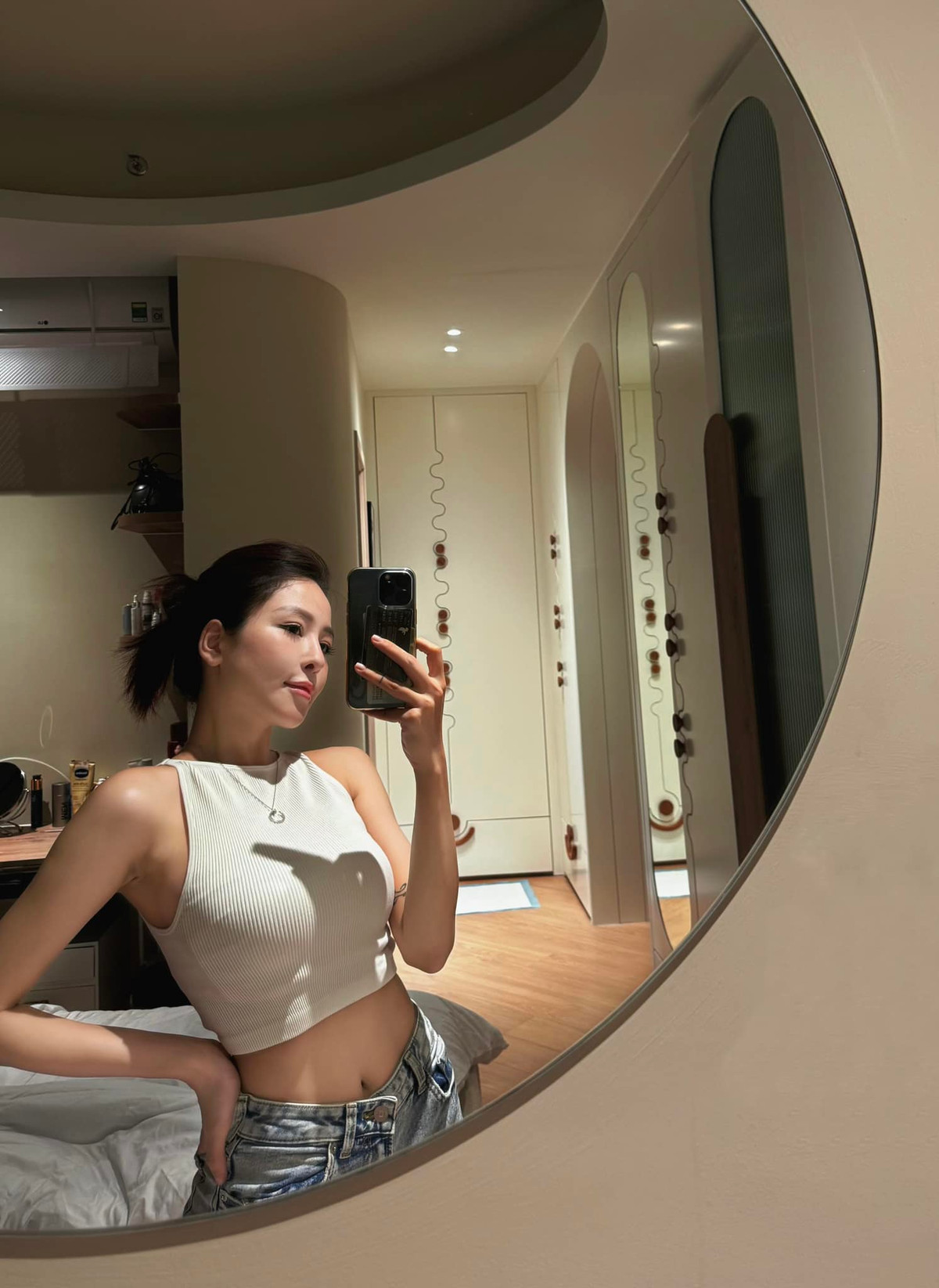 Không thể phủ nhận sức hút của Trâm Anh, người luôn biết cách tạo ra sự chú ý và thể hiện bản thân một cách độc đáo và phóng khoáng.