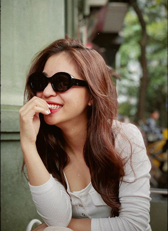 Trong ngày vui của mình, Nhật Lê rạng rỡ cười hạnh phúc khi cuối cùng đã tìm được bến đỗ. Đồng thời, dân mạng cũng đã tìm ra được thông tin người ấy của cô nàng.