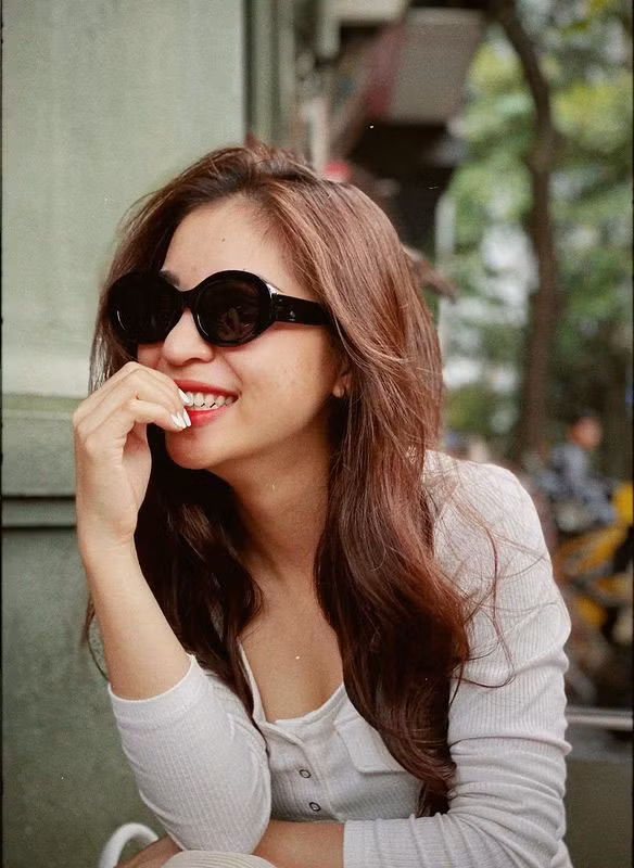 Trong ngày vui của mình, Nhật Lê rạng rỡ cười hạnh phúc khi cuối cùng đã tìm được bến đỗ. Đồng thời, dân mạng cũng đã tìm ra được thông tin người ấy của cô nàng.