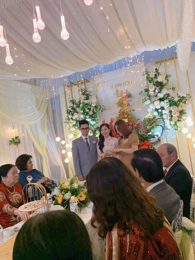 Cụ thể, trước đây, dù sống khá kín tiếng trong chuyện đời tư nhưng vào ngày trọng đại, những hình ảnh của Nhật Lê trong lễ hỏi đã được bạn bè chia sẻ rồi nhanh chóng lan truyền.