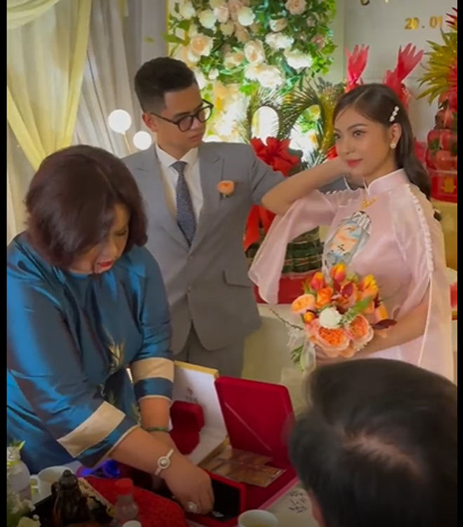 Sau thời gian đường ai nấy đi, họ đều có cuộc sống riêng và bạn gái cũ Quang Hải cũng đã lập gia đình với chồng thiếu gia.