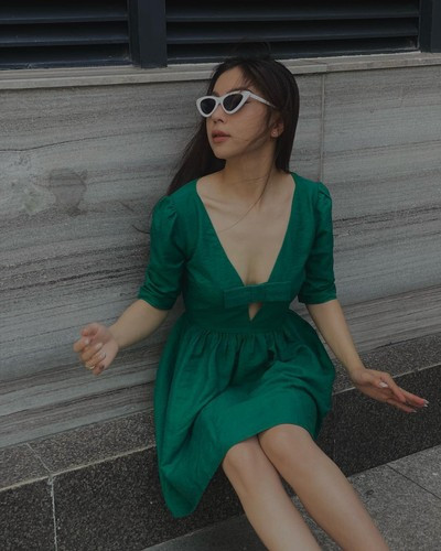 Không còn ngây thơ hay đáng yêu, thay vào đó, Nhật Lê trở nên quyến rũ và sang trọng đúng chuẩn vợ của thiếu gia.