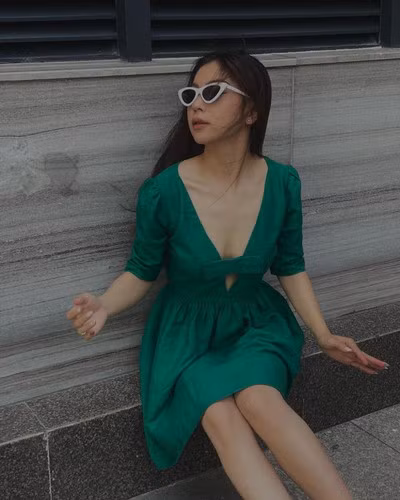 Không còn ngây thơ hay đáng yêu, thay vào đó, Nhật Lê trở nên quyến rũ và sang trọng đúng chuẩn vợ của thiếu gia.