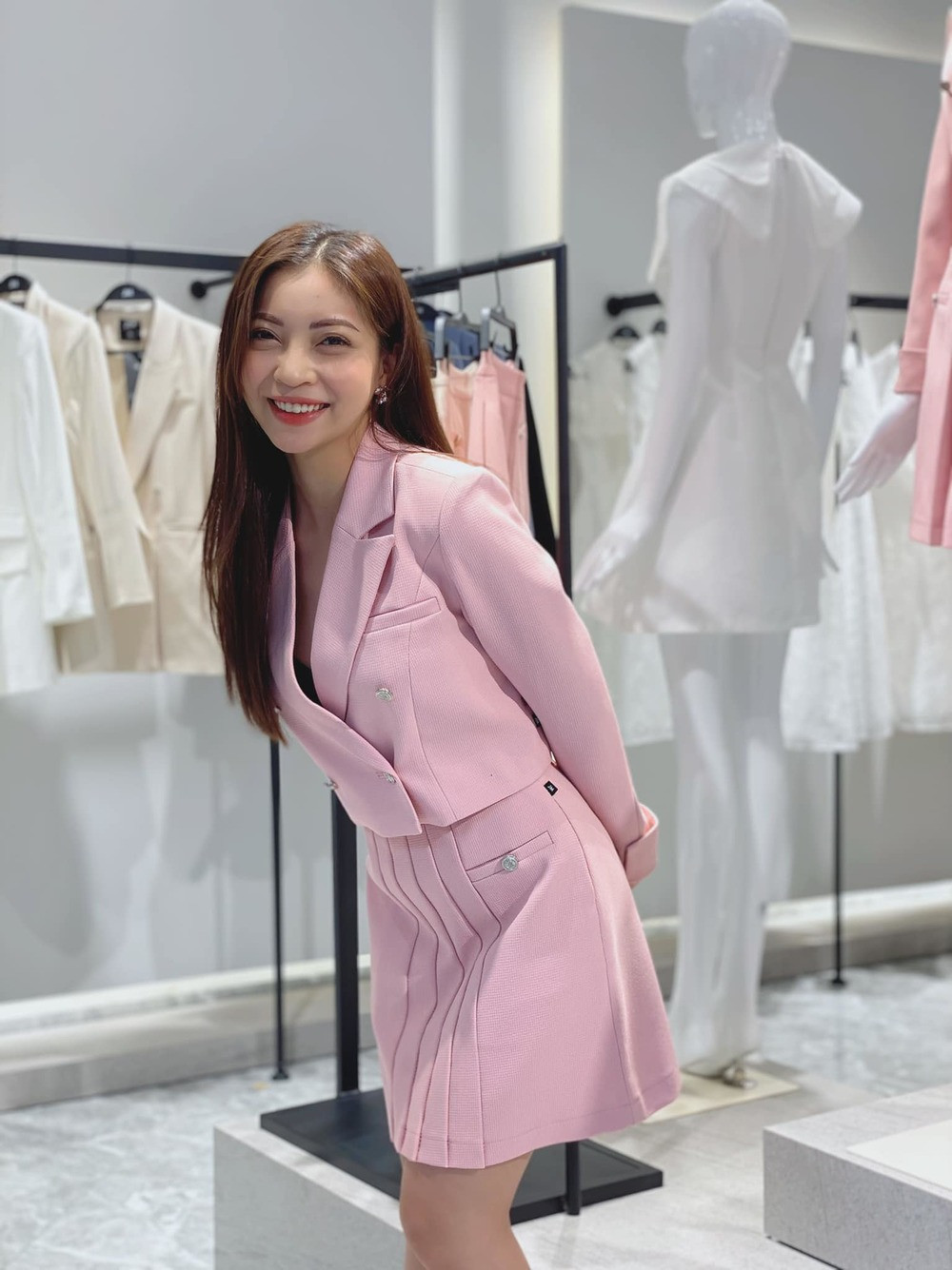 Được biết, chồng Nhật Lê tên H. từng có thời gian sang Mỹ du học. Hiện tại, anh đang làm công việc kinh doanh ở Đà Nẵng với nhiều lĩnh vực khác nhau như bar, cà phê, siêu thị hay đầu tư nhà đất…