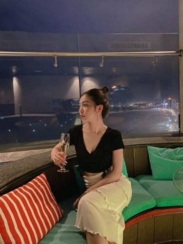 Ngoài ra, từ những hình ảnh cô đăng tải có thể thấy Nhật Lê đang sống khá hạnh phúc. Những dòng trạng thái của cô chủ yếu về chuyện tình yêu hay những câu thả thính phổ biến mà giới trẻ thường dùng.