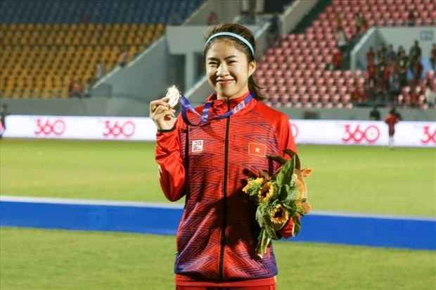 Gai xinh doi tuyen bong da nu Viet Nam khoe eo thon mien che