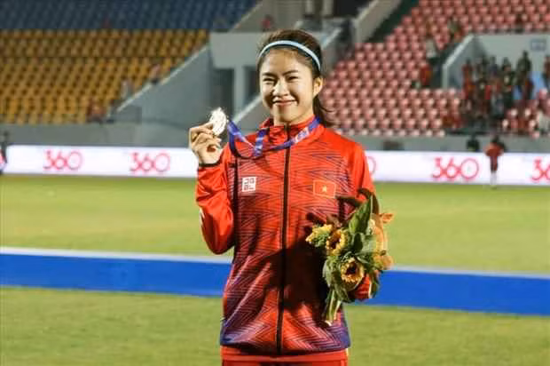  Đội tuyển bóng đá nữ Việt Nam sở hữu những cô gái vàng trong đó, Thanh Nhã - nữ tiền vệ gây được nhiều khán giả chú ý với nhan sắc không thua kém gì hot girl.