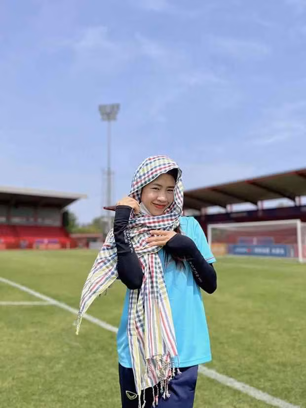 "Hot girl đội tuyển bóng đá nữ Việt Nam" Nguyễn Thị Thanh Nhã sinh năm 2001, thuộc biên chế câu lạc bộ Hà Nội Watabe. Cô là phát hiện mới của huấn luyện viên Mai Đức Chung.