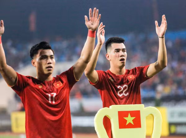 Bàn thắng của cầu thủ Vũ Văn Thanh khiến người hâm mộ cả nước vỡ oà trong cảm xúc sung sướng và hạnh phúc. Đây là bàn gỡ hoà có vai trò vô cùng quan trọng, nó là tia hy vọng giúp Việt Nam níu giữ cơ hội trên con đường chinh phục ngôi vô địch ở trận chung kết lượt về.