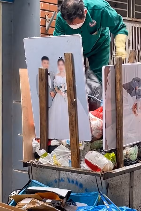 Chứng kiến cảnh ấy, người đăng tải đoạn clip đã tỏ ra khá ngạc nhiên, anh viết: "Bác xe rác hôm nay lạ quá."