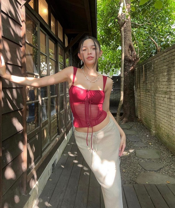 Ngoài công việc người mẫu ảnh, Ling Han và Qin Han còn phát triển thêm về mảng thời trang, đồng sở hữu một thương hiệu thời trang cá nhân.