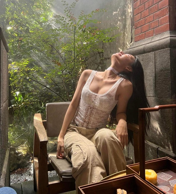 Mới đây, trên trang cá nhân, Ling Han gây ấn tượng khi đăng tải hình ảnh diện bộ đồ liền thân, dáng corset vô cùng độc đáo.