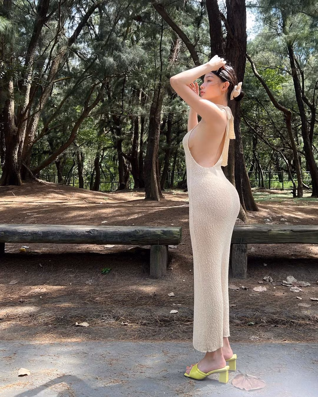 Áo corset được hồi sinh vào năm 2021, trở thành hot item được yêu thích nhất mùa dịch Covid-19, khi mà các chị em phải ở nhà trong thời gian dài, không thể đến phòng tập thì nó giống như "vị cứu tinh" giúp cho họ có được vòng eo nhỏ như mong muốn.