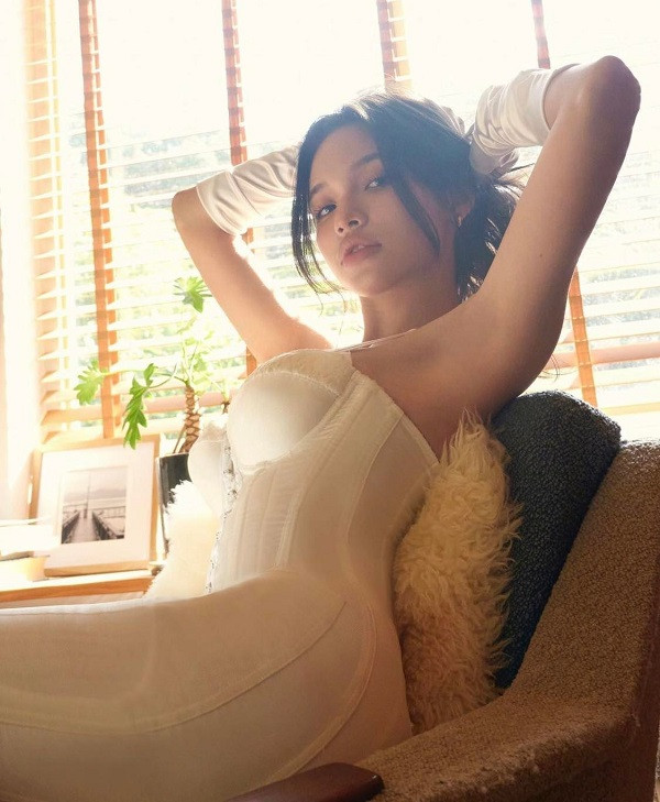 Ling Han cùng người chị em song sinh Qin Hang là hai người mẫu nổi tiếng tại Đài Loan. Trước khi gắn bó với công việc này, cô từng theo học ngành điều dưỡng - y tá.