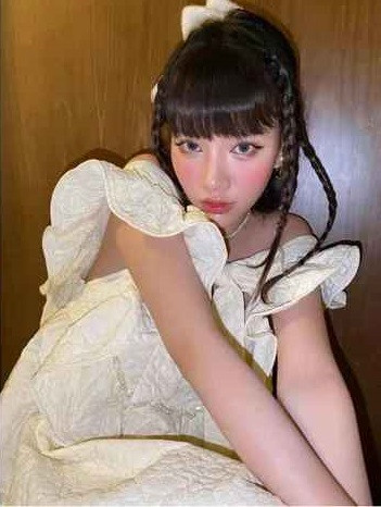 Trước khi sở hữu nhan sắc như hiện tại, Jimin Young từng nhận nhiều ý kiến trái chiều về nhan sắc thật. So với khi trang điểm, hot girl Đồng Tháp trông như một người khác, giống hệt các tỷ tỷ xứ Trung.