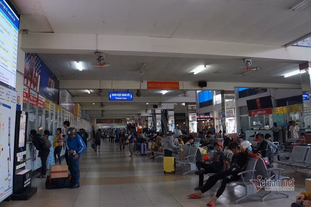 Như mọi năm, thời điểm cận Tết lúc các bến xe, nhà ga phải 'gồng mình' để phục vụ người dân. Thế nhưng, năm nay, dù bước vào cao điểm phục vụ Tết, lượng khách đổ về bến xe Miền Đông (bến xe lớn nhất TP.HCM) lại rất thưa vắng