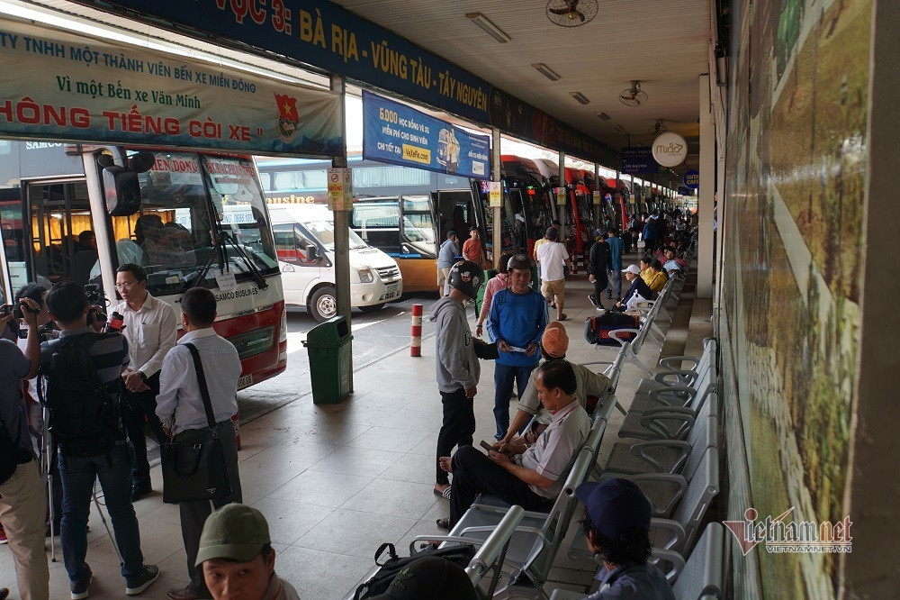Hình ảnh bên trong bến, thưa thớt khách đến chờ đợi lên xe về quê đón Tết.