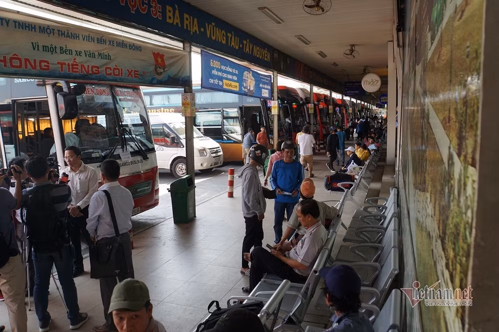 Hình ảnh bên trong bến, thưa thớt khách đến chờ đợi lên xe về quê đón Tết.