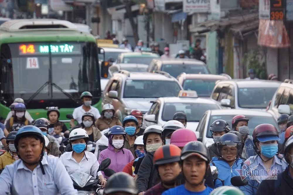 Hàng nghìn phương tiện chen chúc trên đường