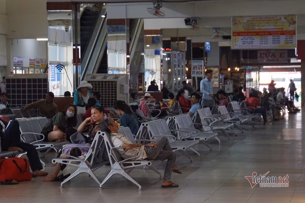 Còn rất nhiều ghế chờ vắng hành khách. "Mọi năm giờ này bến xe Miền Đông đã đông nghịt người. Năm nay vắng vẻ, thậm chí còn ít khách hơn cả ngày thường"- nam nhân viên bảo vệ bến xe Miền Đông cho biết