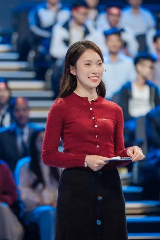 Khánh Vy là cô gái đa tài đến từ Nghệ An. Tên tuổi của cô được gắn liền với danh xưng "Hot girl 7 thứ tiếng". Trong những năm gần đây, tên tuổi của cô đã trở nên quen thuộc với đông đảo khán giả của VTV.