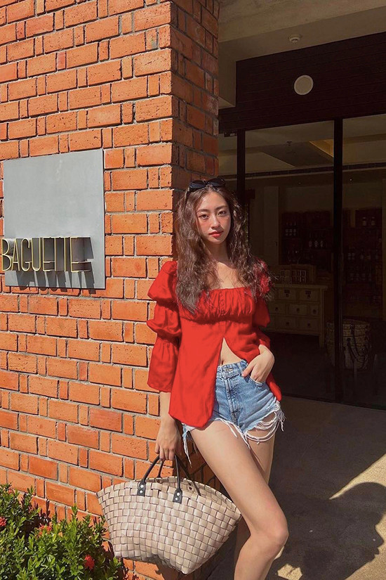 Sở hữu gương mặt xinh đẹp, hình thể ấn tượng đặc biệt là đôi chân dài hiếm có 1,22m đã giúp mỹ nhân Cao Bằng này thoải mái mặc đẹp mọi item mà không cần quá cầu kỳ.