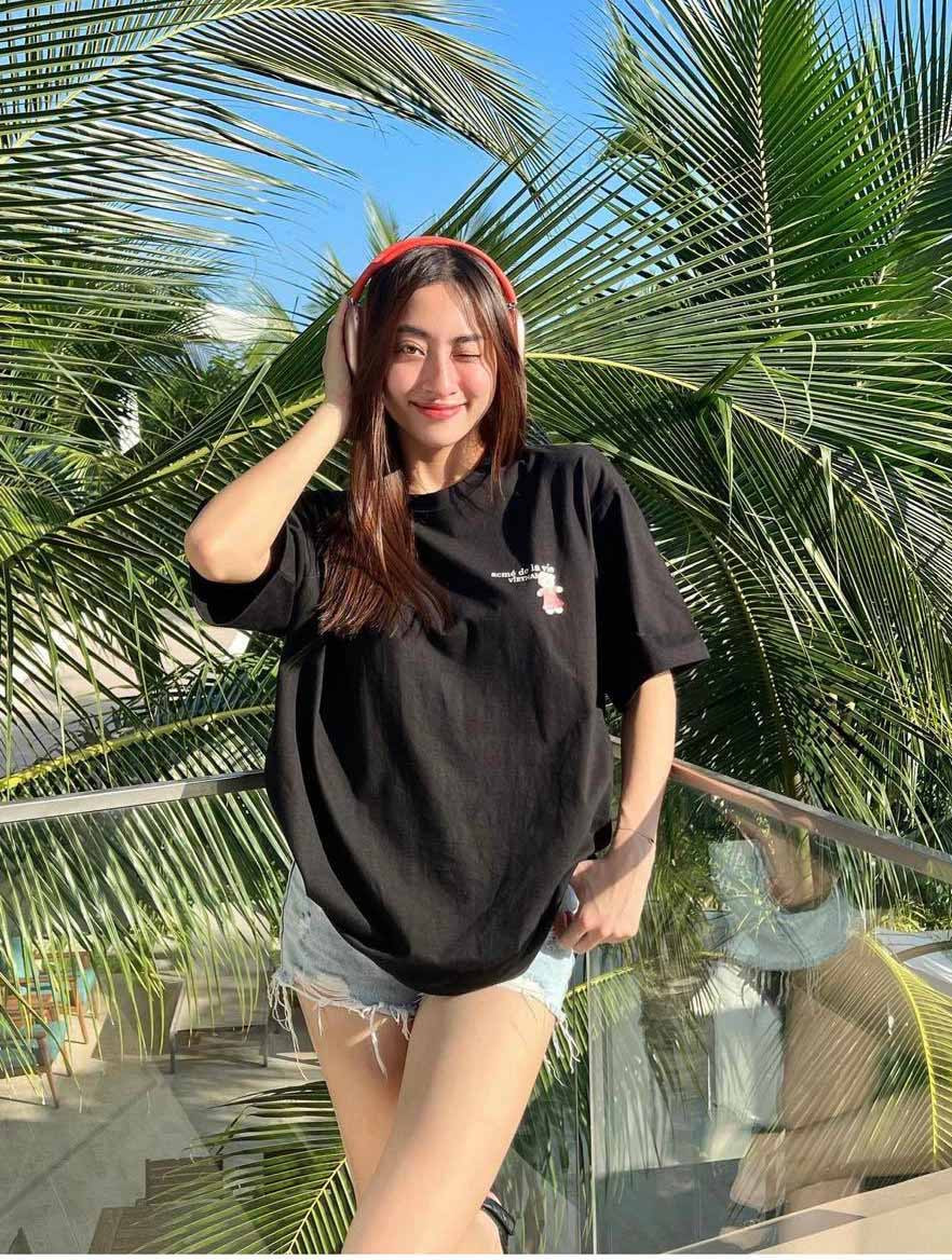 Khác với hình ảnh thanh lịch, chỉn chu lúc lên giảng đường hay cầu kỳ, sang trọng trên sàn catwalk ngoài đời Lương Thùy Linh sở hữu gu thời trang trẻ trung và phá cách.