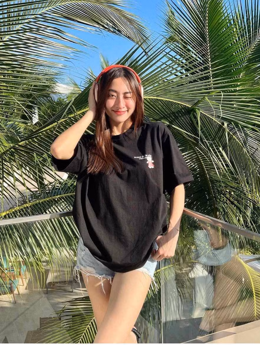 Khác với hình ảnh thanh lịch, chỉn chu lúc lên giảng đường hay cầu kỳ, sang trọng trên sàn catwalk ngoài đời Lương Thùy Linh sở hữu gu thời trang trẻ trung và phá cách.