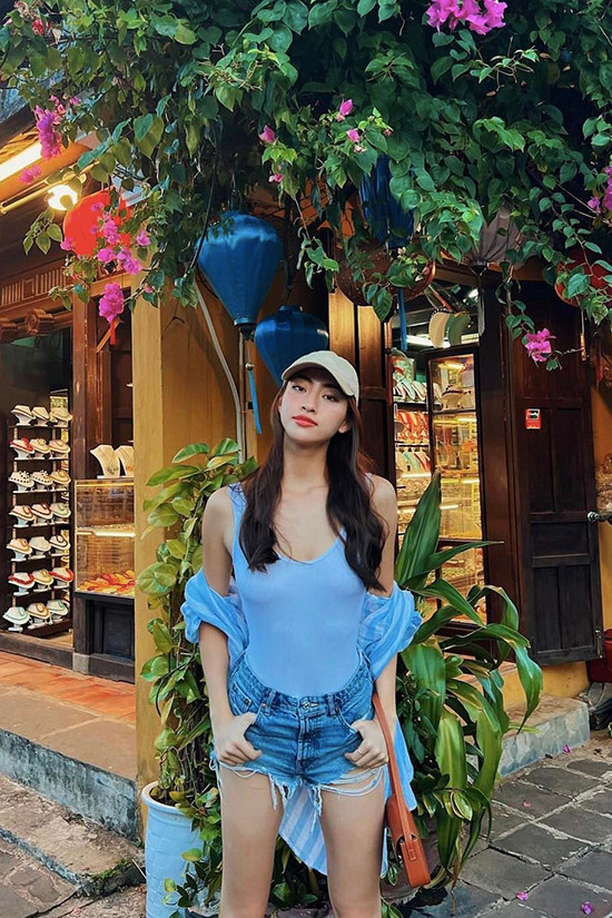 Cách đây chưa lâu, Thuỳ Linh diện áo phông dáng oversize mix cùng quần jeans ngắn 5cm với phần thiết kế rách tua rua, cô nàng khoe vẻ đẹp tươi tắn, tràn sức sống của tuổi 23.