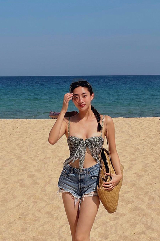 Dù là item “quốc dân” nhưng được cô tài tình kết hợp để cho ra đời một outfit mới mẻ, bắt mắt.