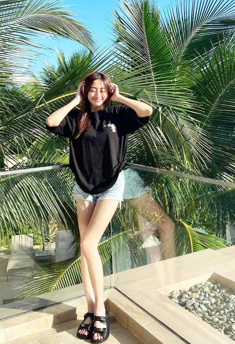 Vẫn mang đặc trưng của một cô nàng gen Z, nữ giảng viên Đại học Lương Thuỳ Linh chuộng những outfit tôn dáng như áo ngắn, quần hot pant…