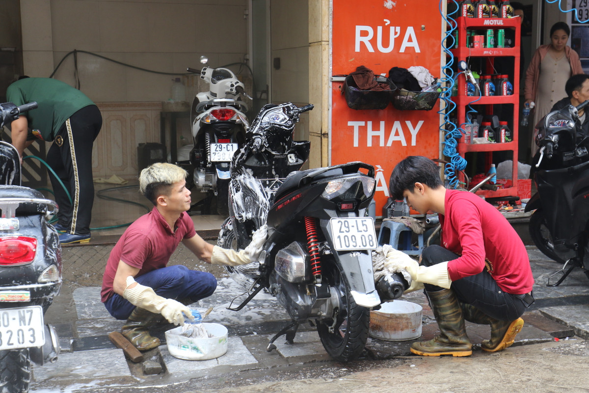 Không chỉ rửa, nhiều người cũng tranh thủ dịp cuối năm để bảo dưỡng xe và thay dầu.